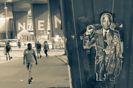 Scène de rue dans la ville de Johannesburg avec le poster de Nelson Mandela