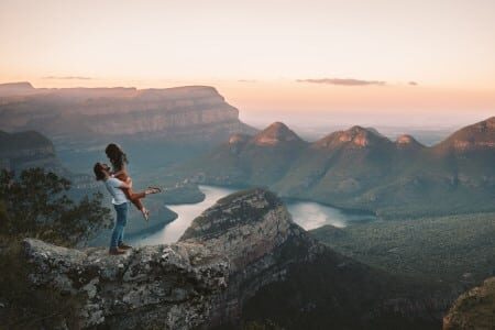 Couple surplombant une chaîne montagneuse en Afrique du Sud