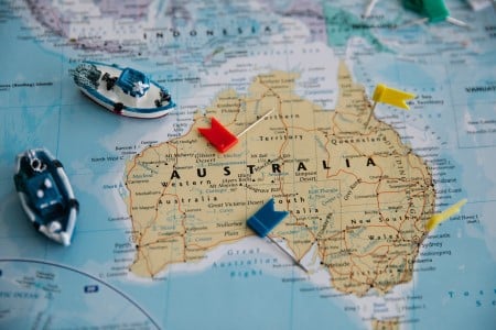Carte de l'Australie avec des drapeaux de navigation