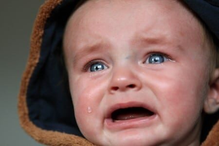 Bébé pleure pendant un épisode de poussée dentaire