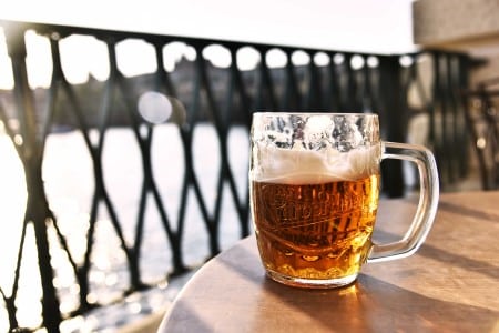Bière fraîche posée sur la table d'une terrasse