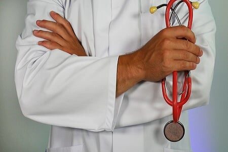 Médecin en blouse blanche tenant un stéthoscope