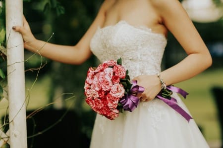 Jeune mariée tenant son bouquet de fleurs