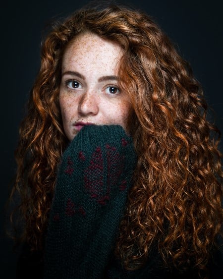Jeune femme rousse aux cheveux bouclés