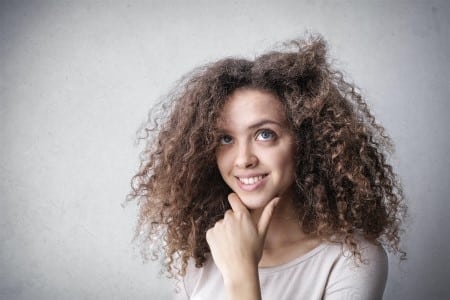 Jeune femme brune aux cheveux bouclés