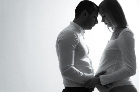 Femme enceinte et homme tenant bébé dans le ventre de maman