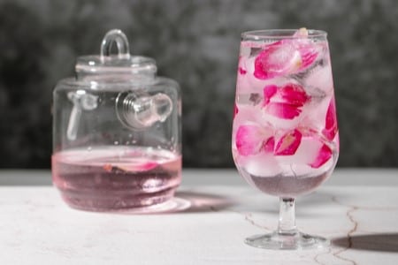 Crème glacée à la rose dans un verre transparent