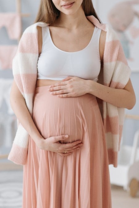 Gros plan sur une femme enceinte se tenant le ventre