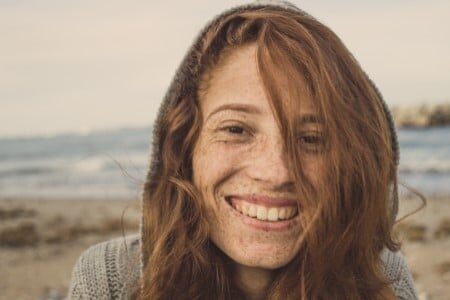 Portrait d'une femme souriante