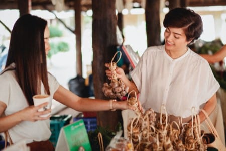Femmes choisissant du ginseng sur l'étal du marché