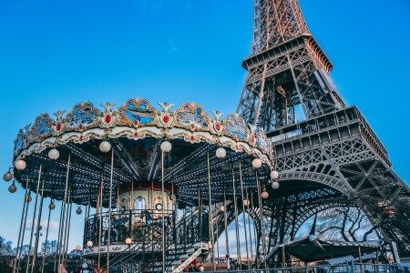 Manège situé face au pont du Trocadéro et de la Tour Eiffel