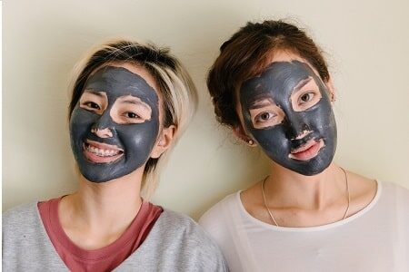 Jeunes femmes asiatiques avec un masque anti points noirs
