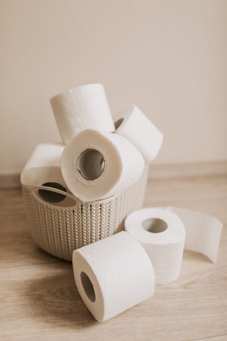 Rouleaux de papier toilettes dans un panier
