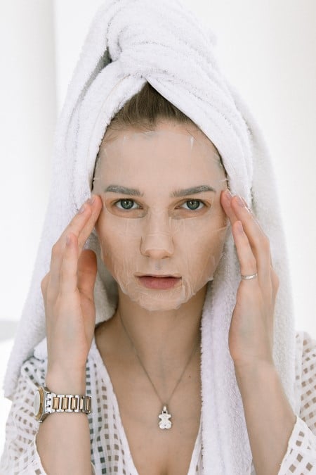 Femme prenant soin de son visage après la douche
