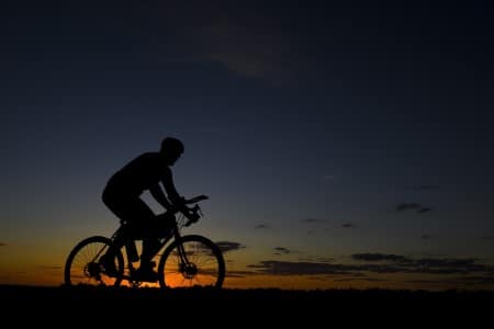 Homme à vélo pendant la tombée de la nuit